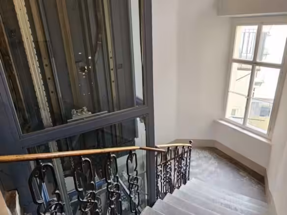 Stiegenhaus mit Lift