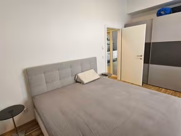 geräumiges Schlafzimmer