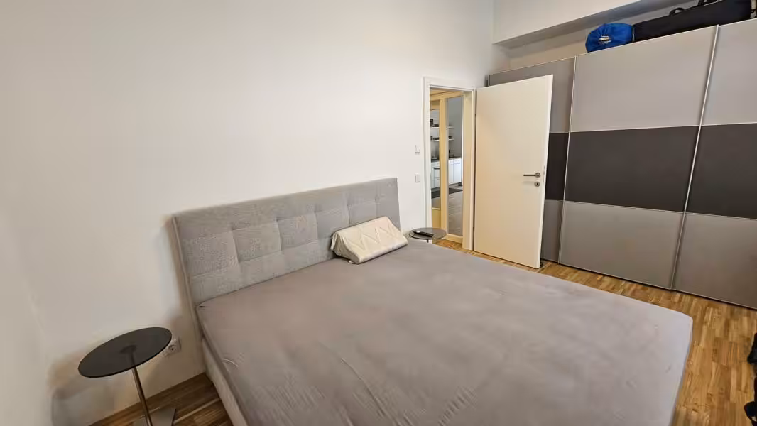 geräumiges Schlafzimmer