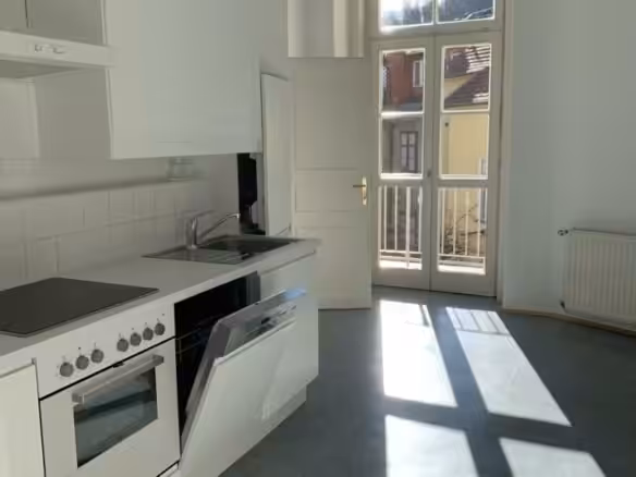 Küche mit Zugang zum Balkon