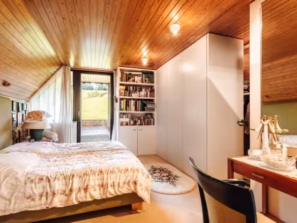 Hauptschlafzimmer mit begehbaren Kleiderschrank