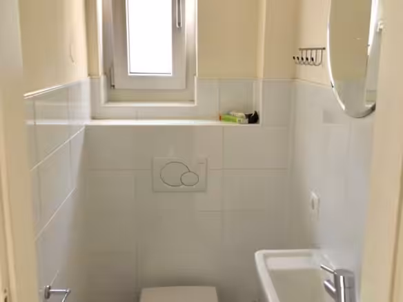 WC mit Waschbecken und Fenster