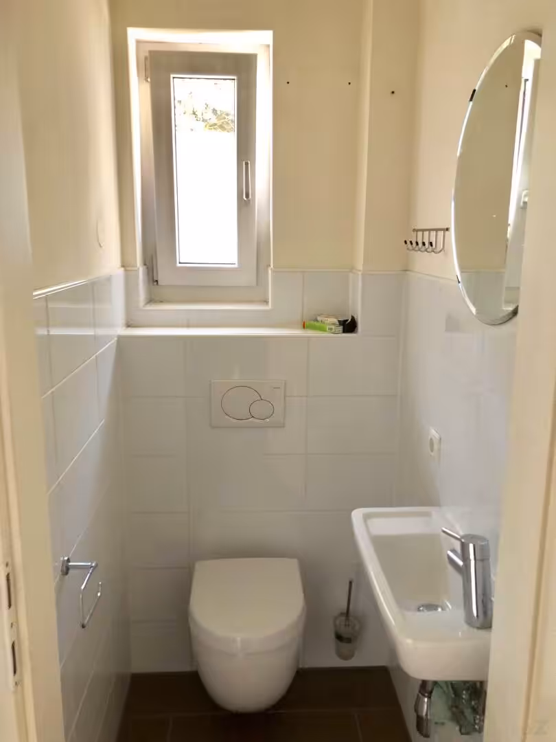 WC mit Waschbecken und Fenster