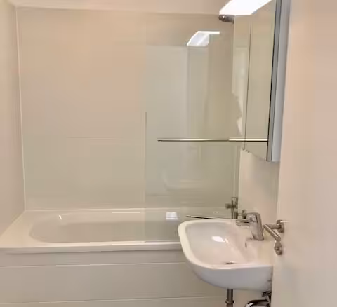 Bad mit Wanne (inkl. Duschwand) und Waschmaschinenanschluss