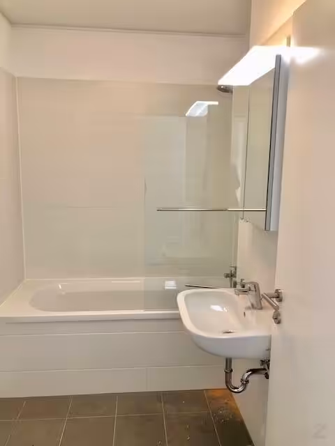 Bad mit Wanne (inkl. Duschwand) und Waschmaschinenanschluss