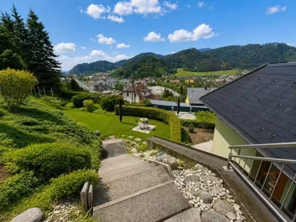 Blick auf Garten und Tal