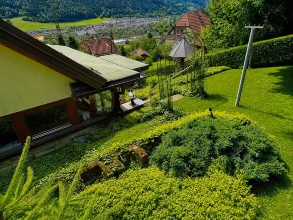 Garten mit Aussicht aufs Tal