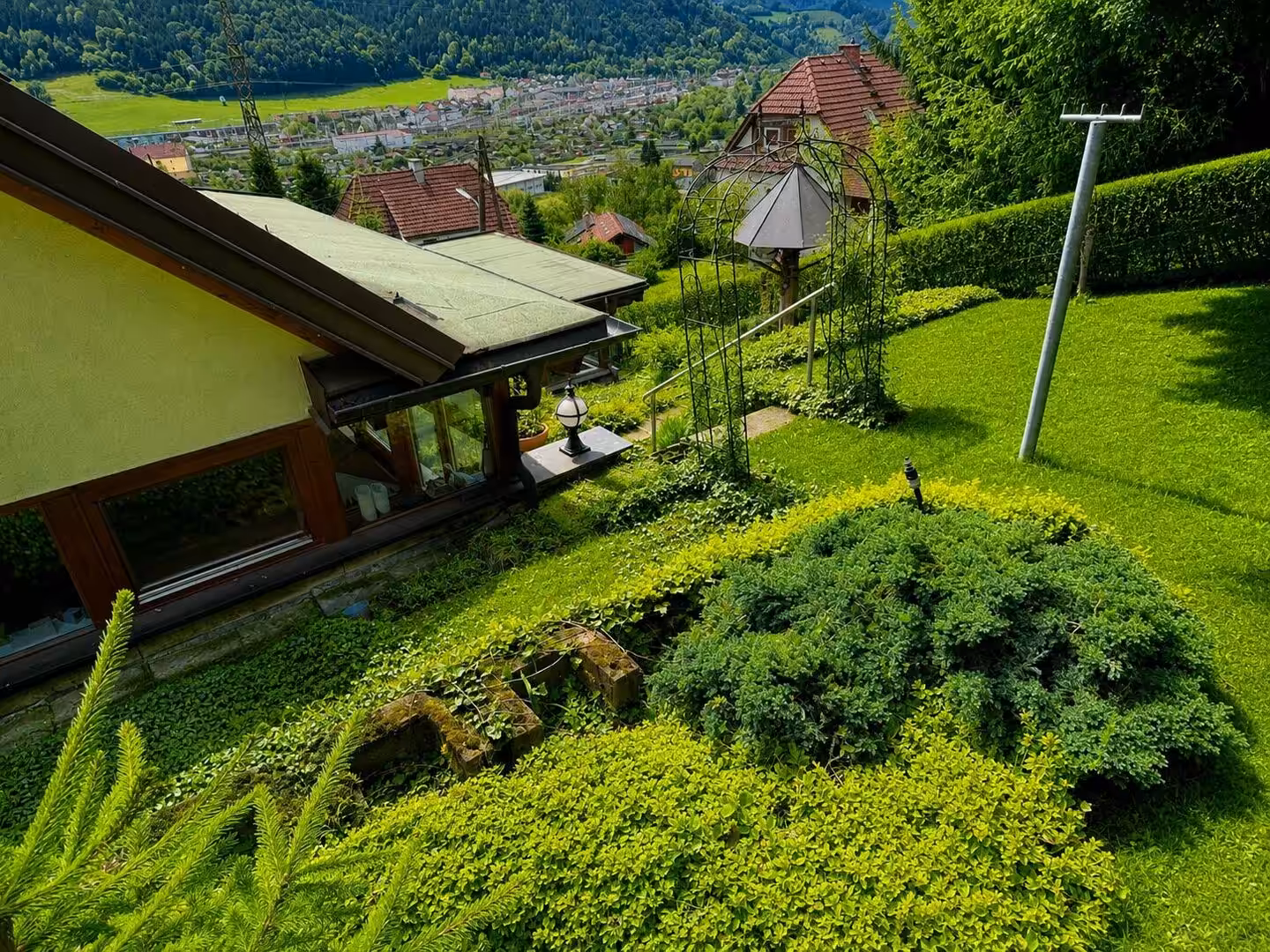 Garten mit Aussicht aufs Tal