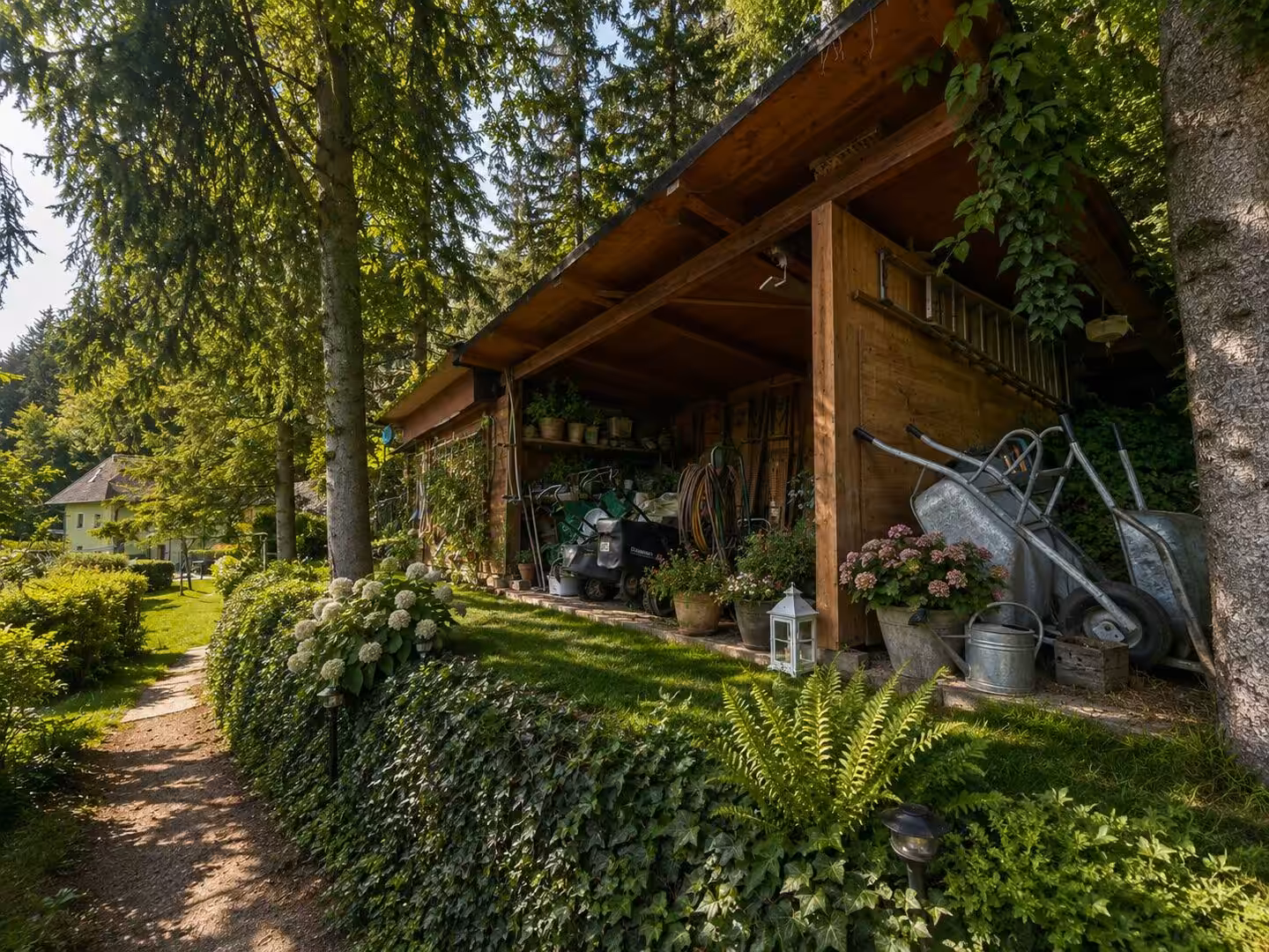 Garten mit Holzschuppen