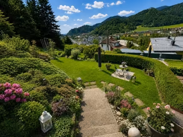 idyllischer Gartenblick ins Tal
