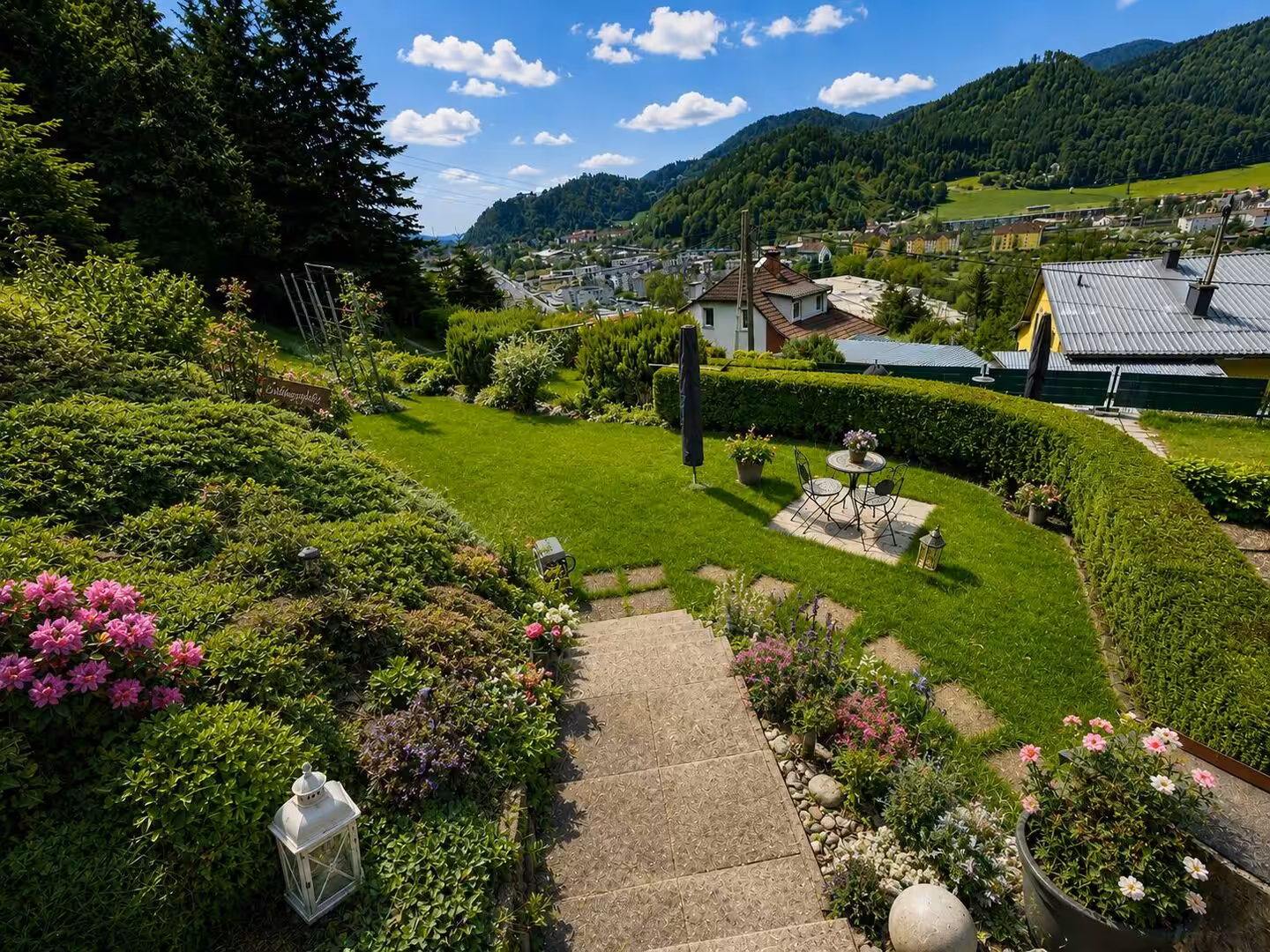 idyllischer Gartenblick ins Tal