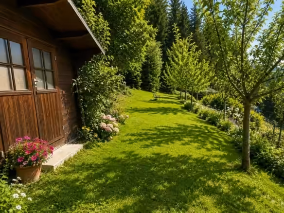 Sommergarten mit Holzschuppen