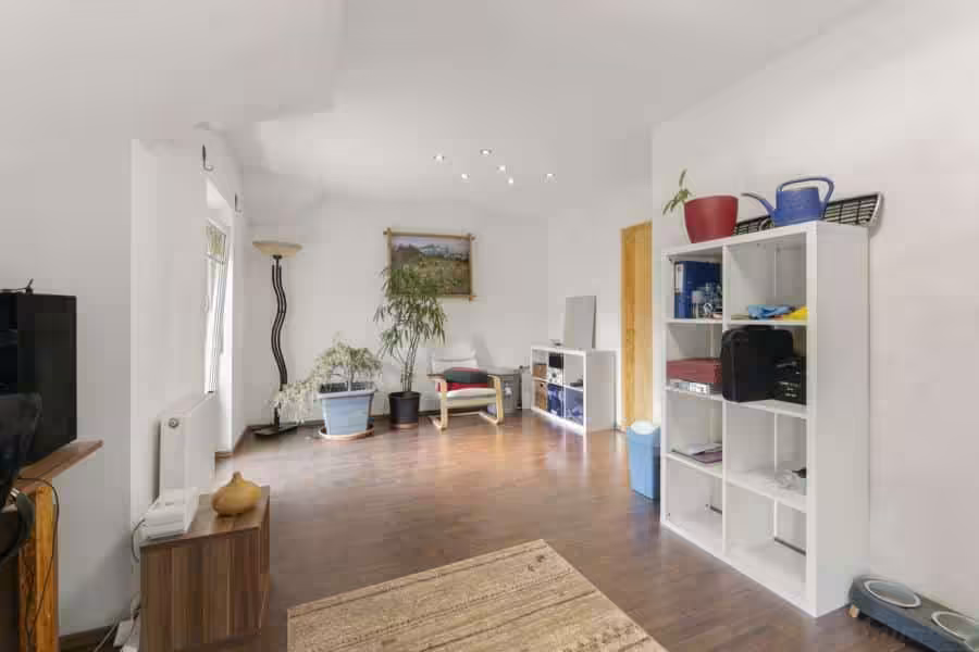 riesiges Zimmer mit Balkon
