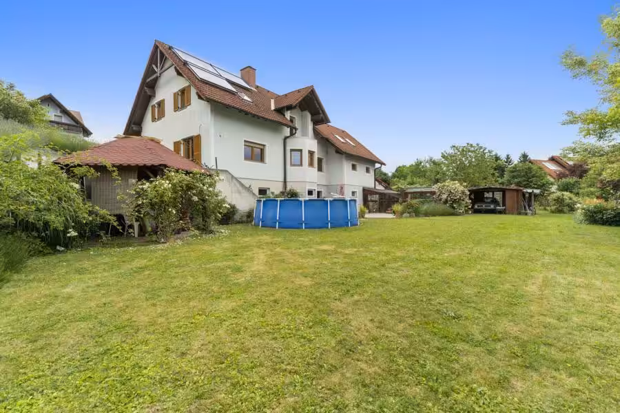 Ansicht Haus und Pergola