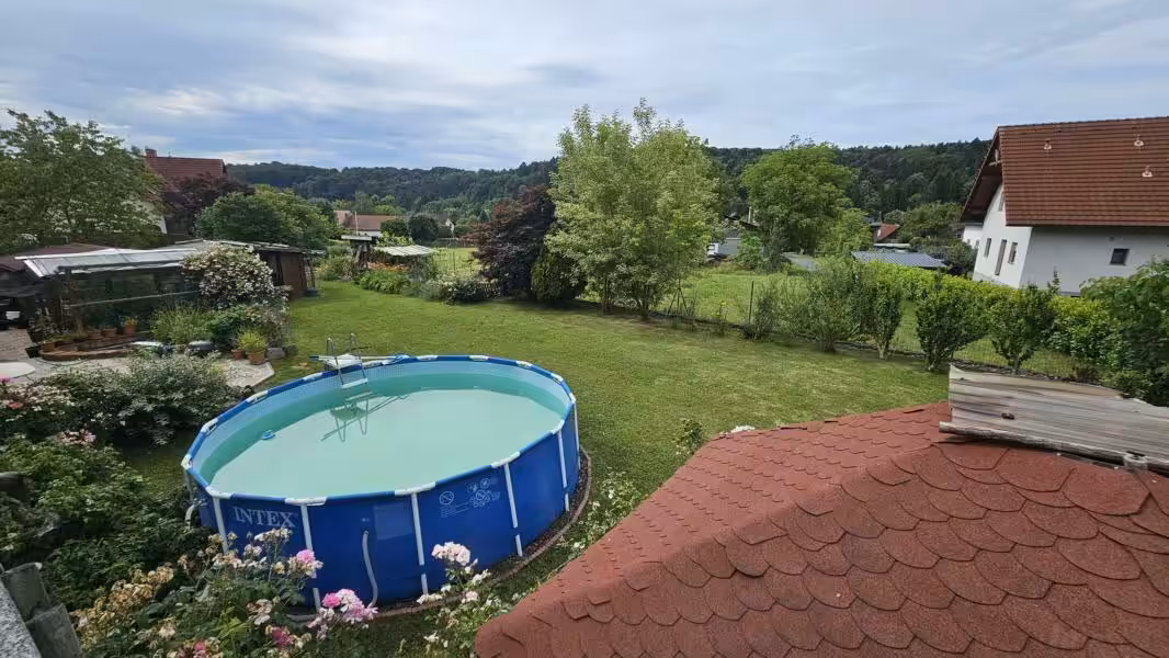 Blick in den Garten mit Weitblick