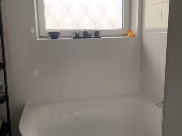 ... Eckbadewanne und Dusche