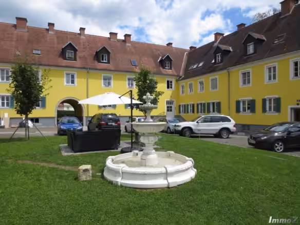 Foto Hofansicht Mitte mit Springbrunnen