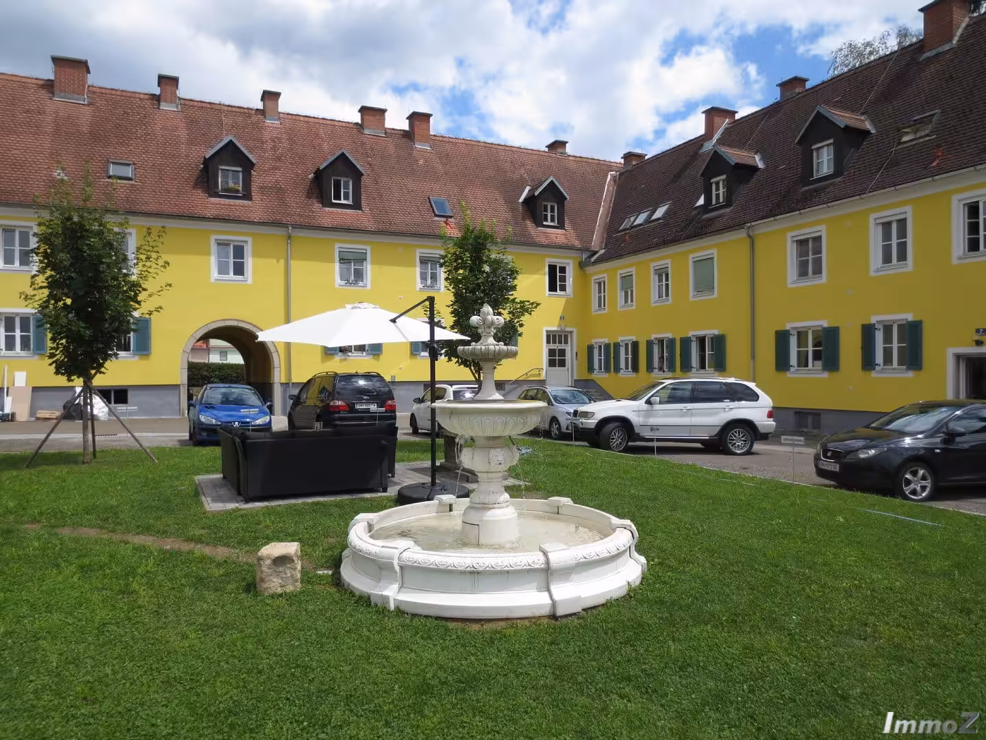 Foto Hofansicht Mitte mit Springbrunnen