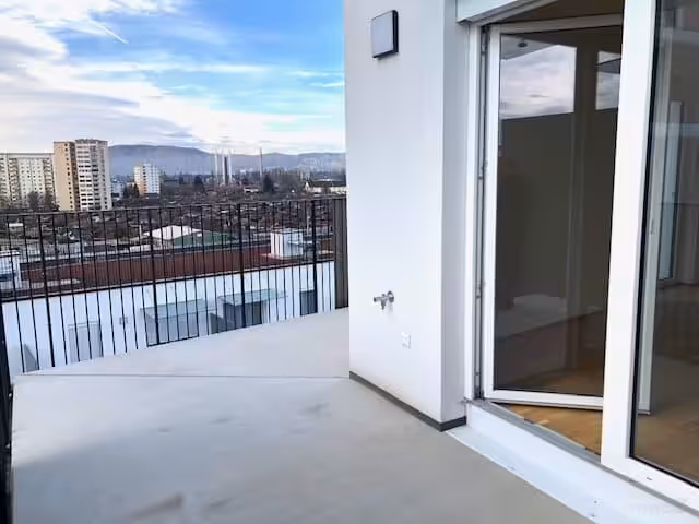 2 Ausgänge auf die 23 m² Terrasse (SW-Ausrichtung)