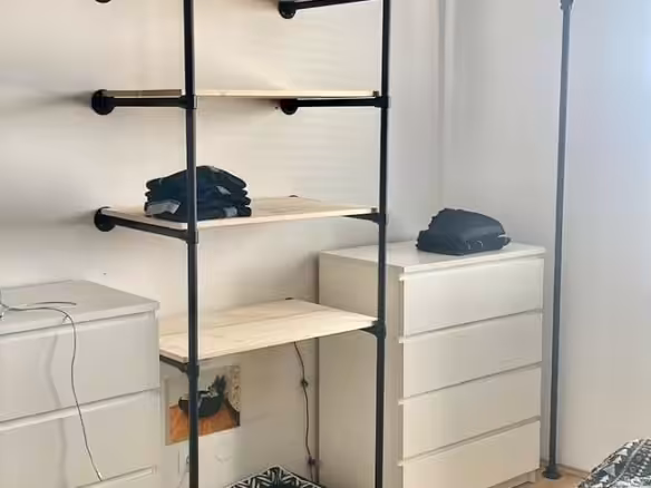 möblierte Variante der Vormieter... offener Schrank im SZ