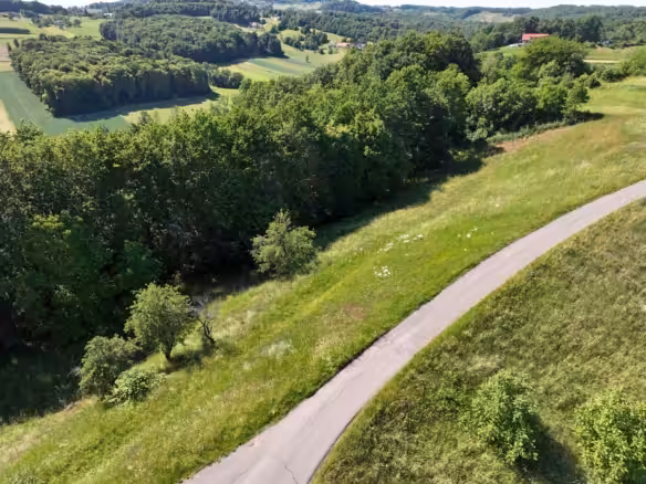 Blick zur eigenen Wiese und zum eigenem Wald