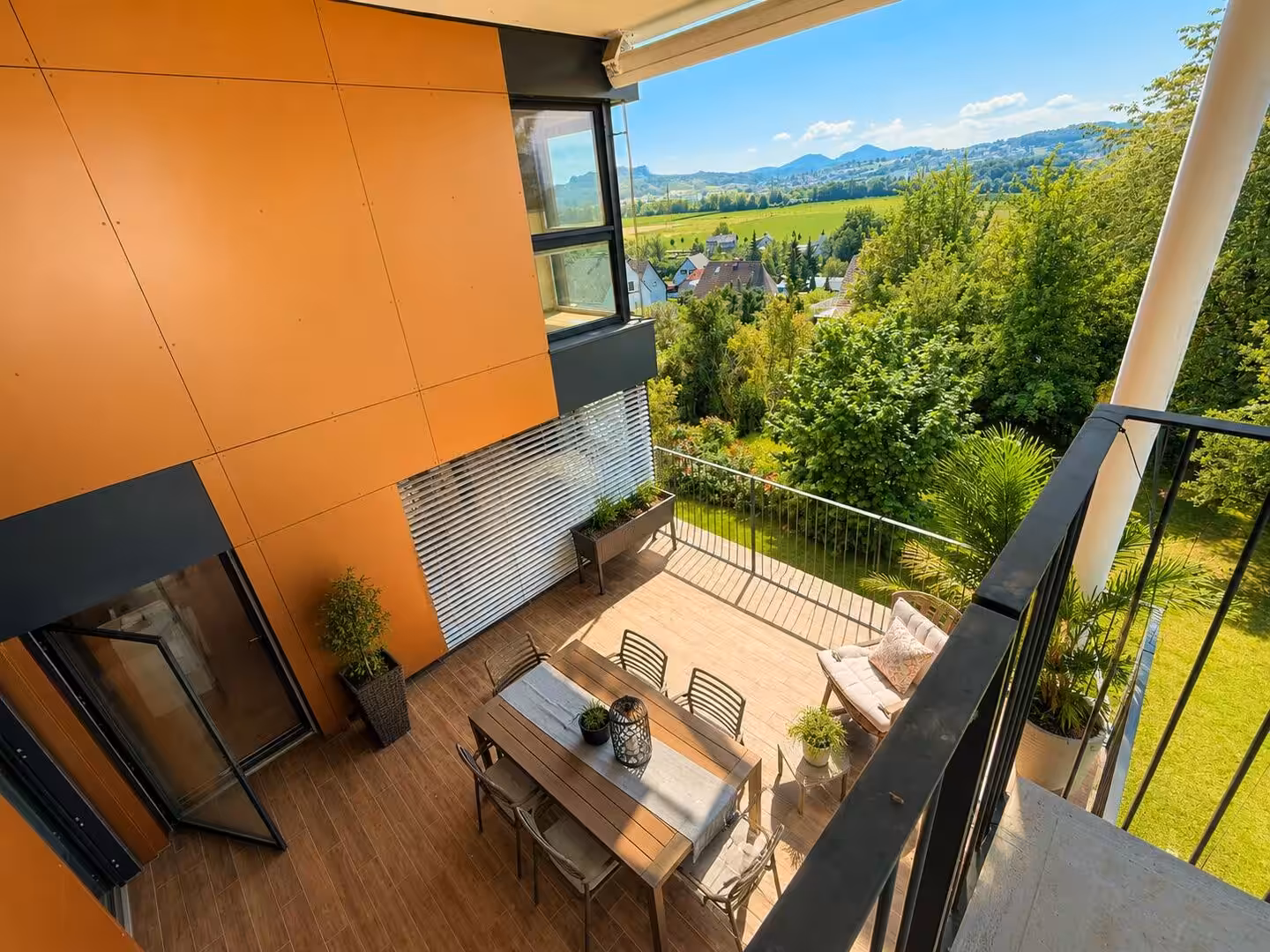 Blick von der oberen Terrasse auf die untere Terrasse