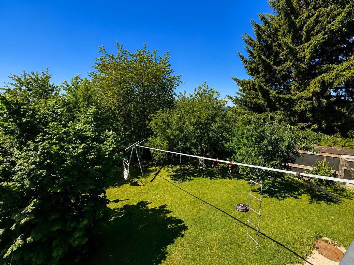 eigener Garten mit Spielgeräten