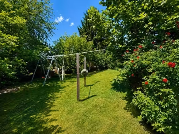Garten mit Kinderschaukel