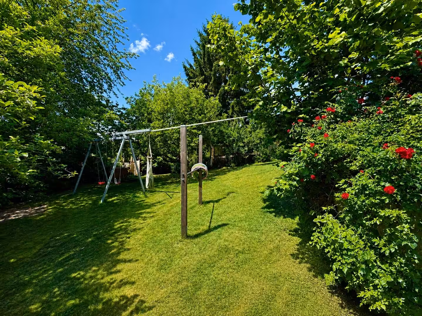 Garten mit Kinderschaukel