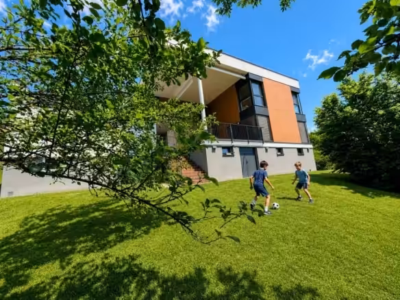 Gartenperspektive mit Fußballkinder