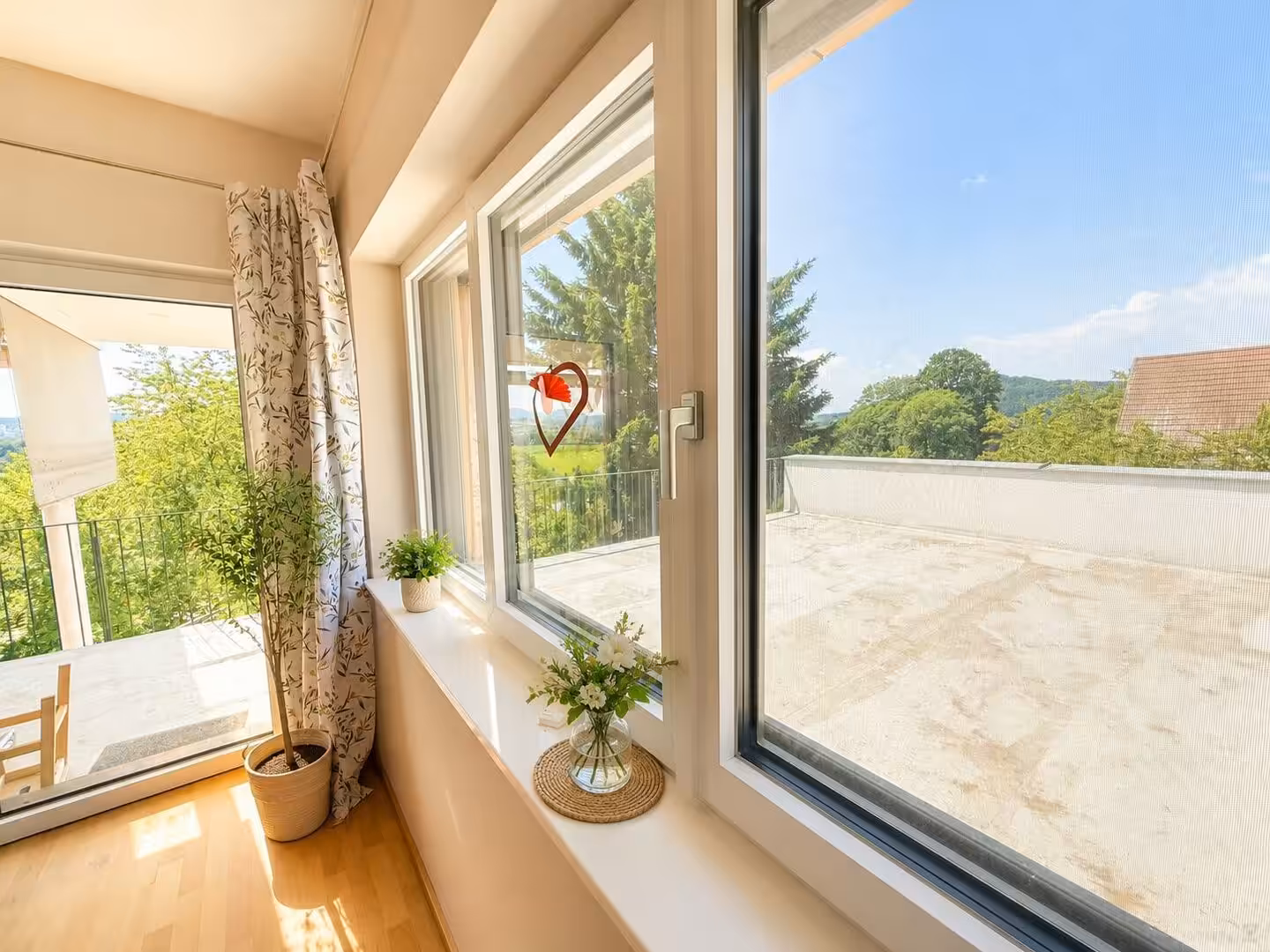 Masterbedroom mit Zugang zur eigenen Terrasse mit Panoramablick
