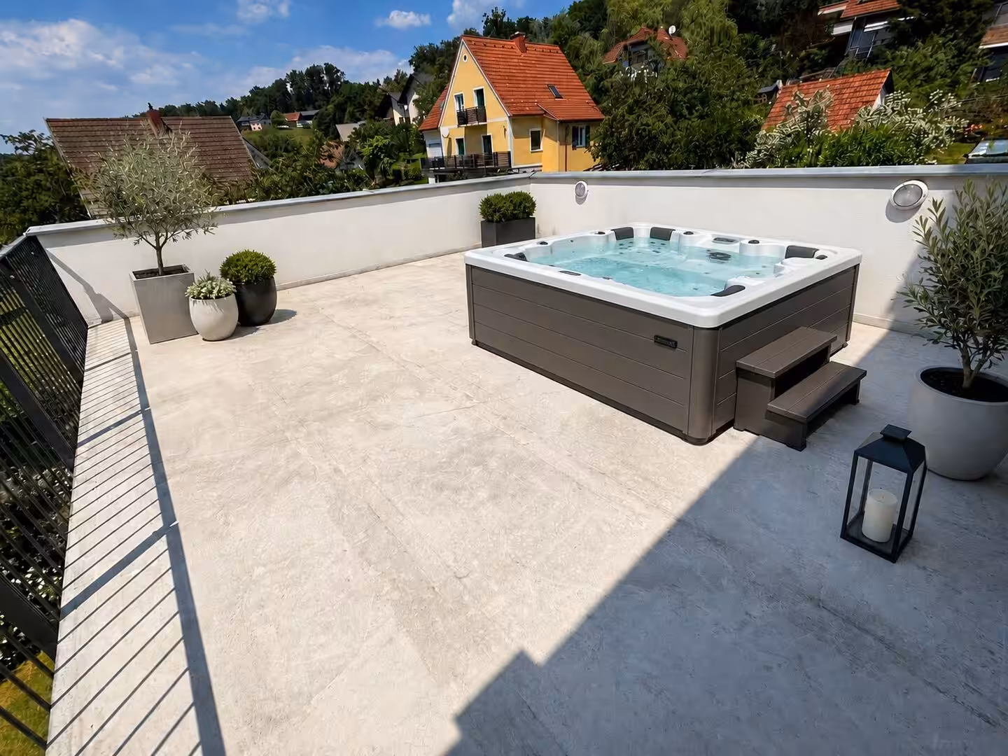 obere Terrasse mit Anschluss für Jaccuzzi mit Grünblick