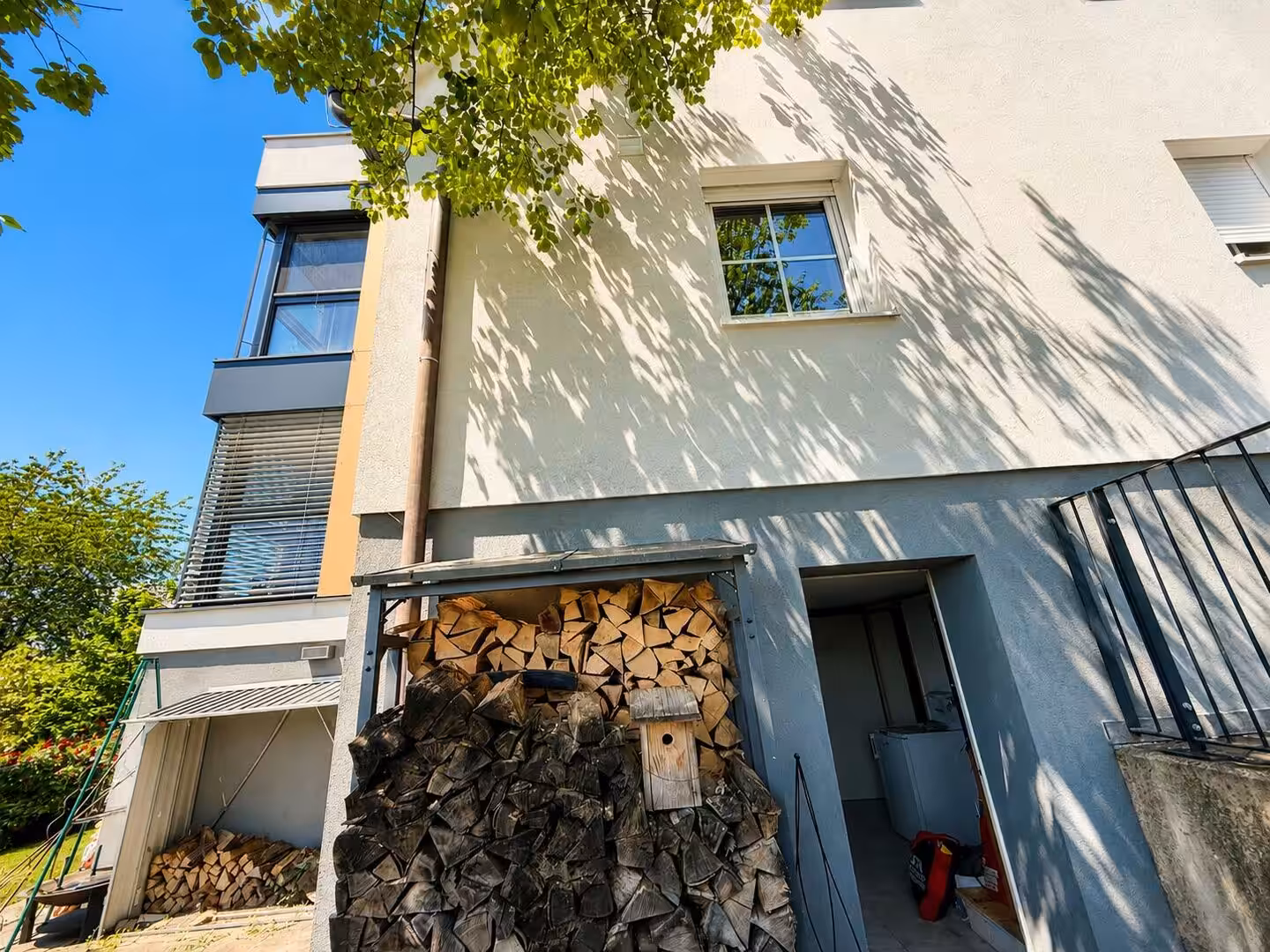 Ost-Ansicht Haus mit Holzlager