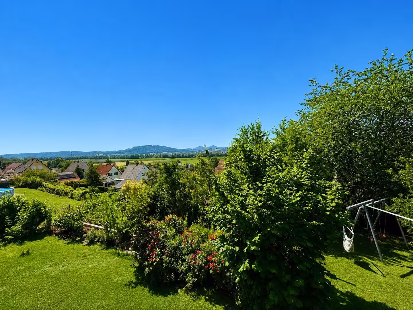 Panorama- und Gartenblick