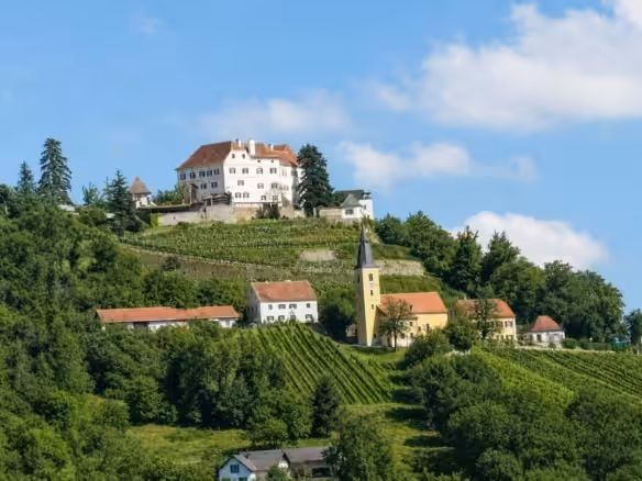 uneingeschränkter Blick zum Schloß
