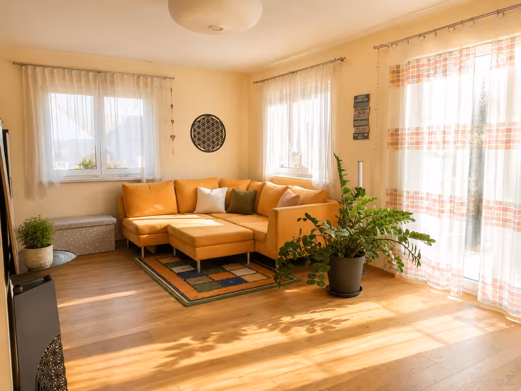 Wohnzimmer mit Zugang zur Terrasse