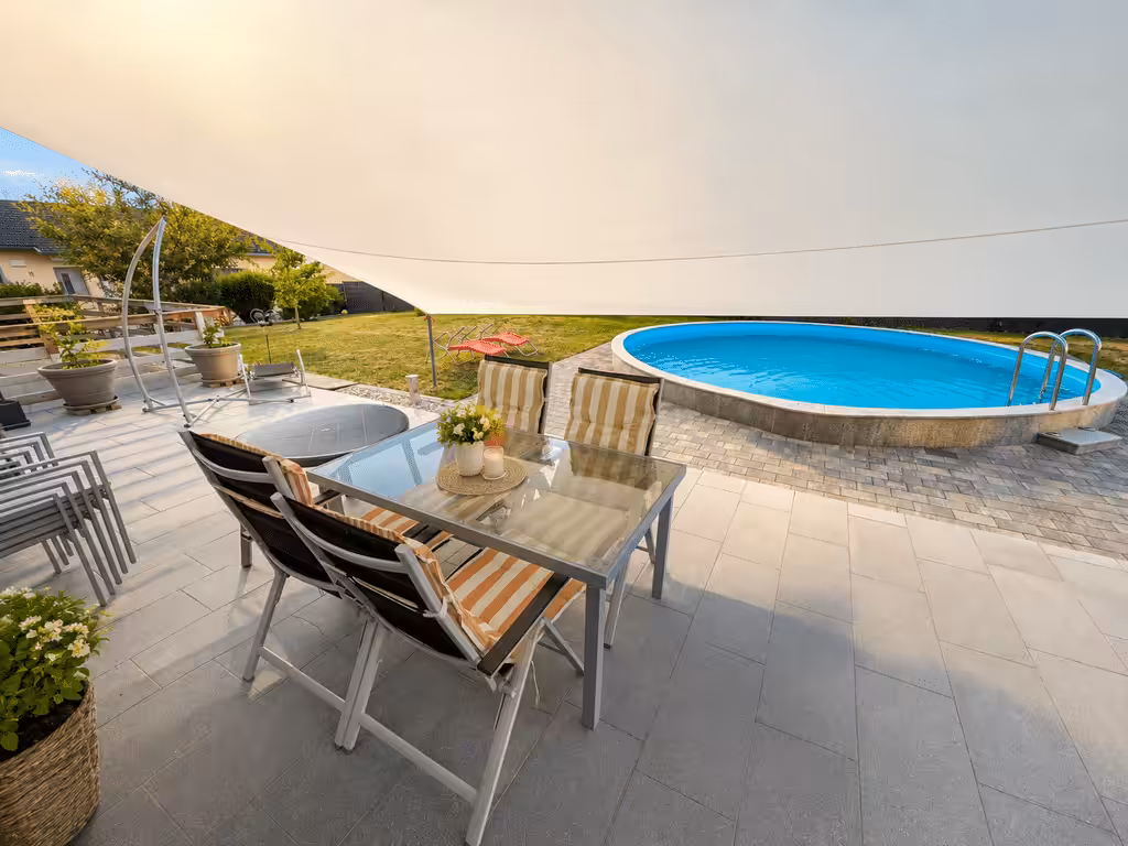 Blick Terrasse und Pool