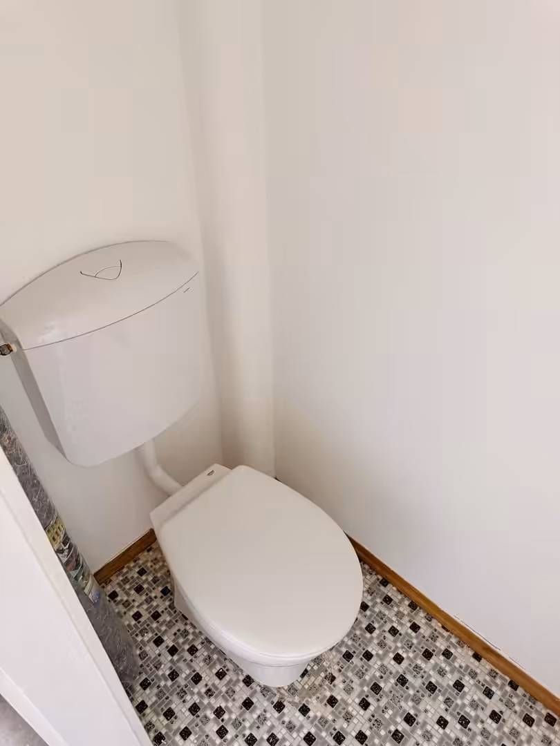 separates WC