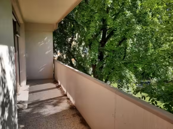 Balkon vor Küche und Wohnzimmer