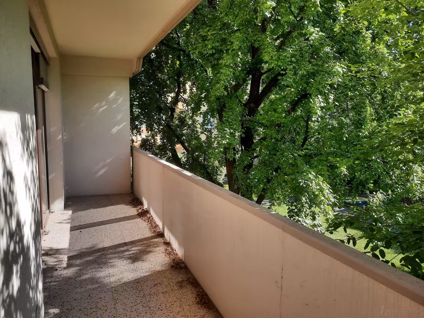 Balkon vor Küche und Wohnzimmer