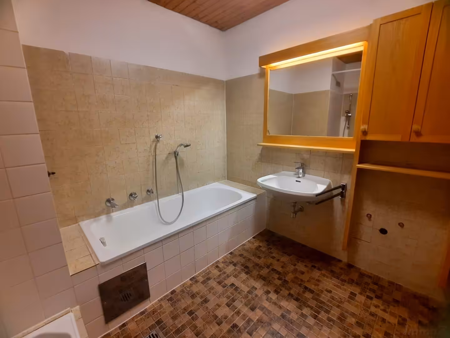 großes Bad mit Wanne und Dusche