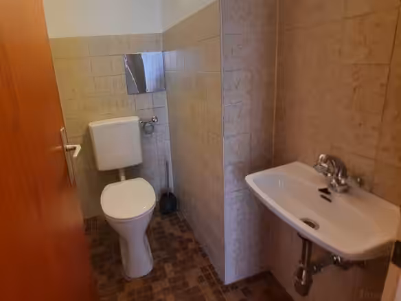 WC seoarat mit Waschbecken