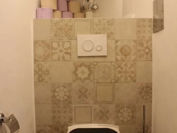 separates WC