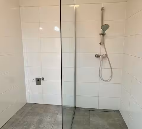 Dusche und Waschmaschinen-Anschluss