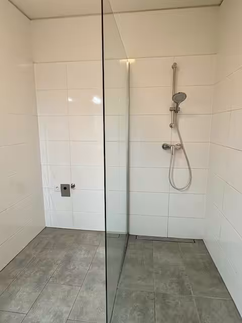 Dusche und Waschmaschinen-Anschluss