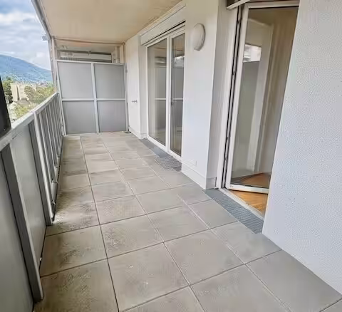 große West-Terrasse mit Wasseranschluss