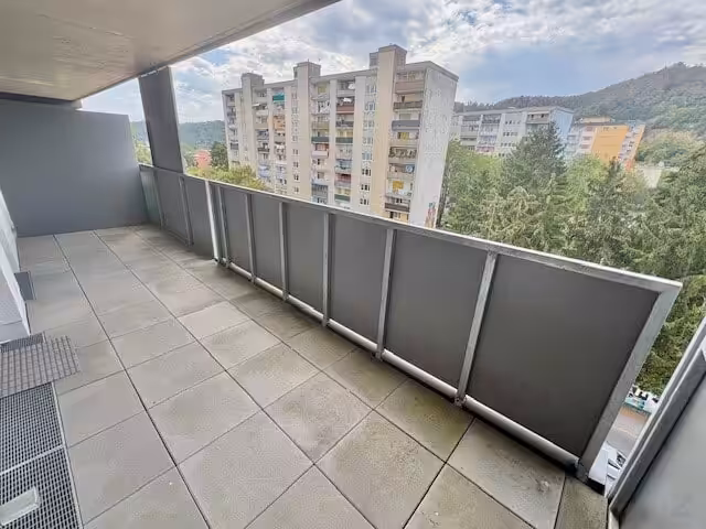 ... und Ausgang auf die geräumige W-Terrasse